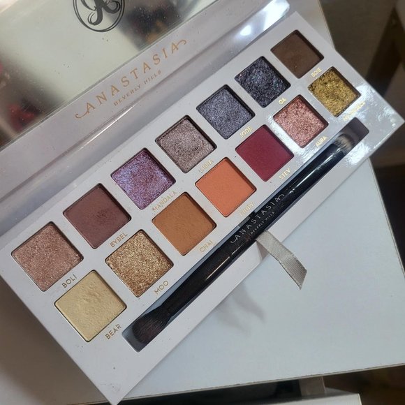 Anastasia Beverly Hills Other - Anastasia Beverly Hills Carli Bybel Palette